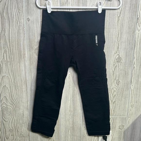 Gymshark Pants - Women GymShark Crop Leggings Size Medium